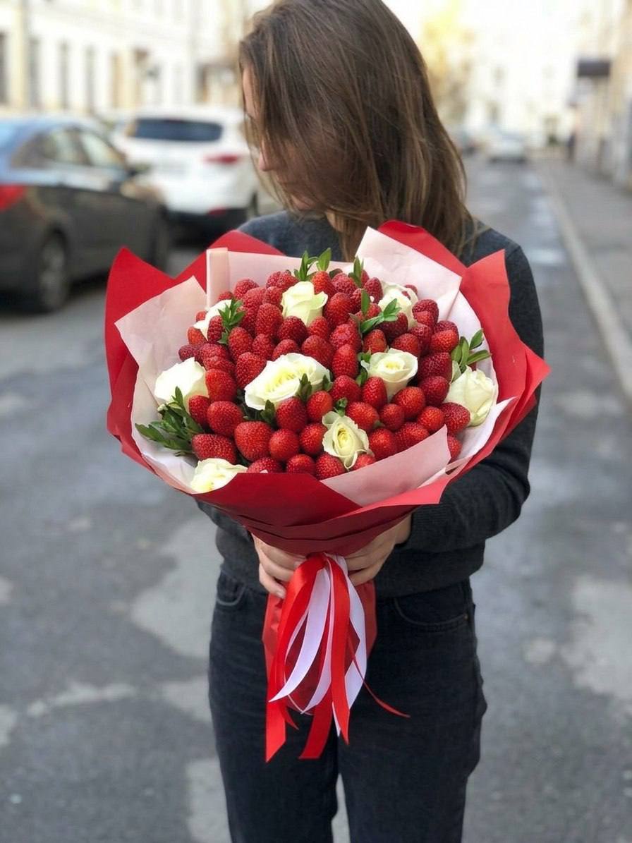 Букет из клубники «Алый вихрь в карамельной дымке»